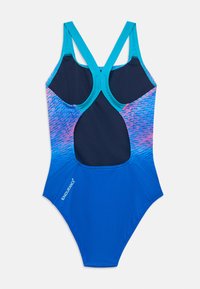 Μπλε ολόσωμο μαγιό με σταυρωτούς ιμάντες, που διαθέτει σκούρο μπλε πίσω μέρος και ροζ-μπλε ζιγκ ζαγκ μοτίβο στις πλευρές. Το υλικό είναι ελαστικό.