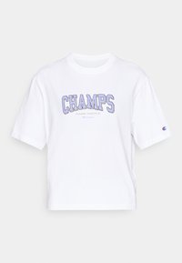 Valge lühikeste varrukatega T-särk, millel on lilla ja must "CHAMPS" graafika. Omab ringkaela ja vabalt lõigatud istuvust. Championi logo varrukal.