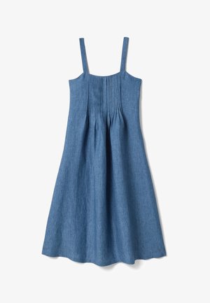 Blauwe mouwloze midi-jurk met geplooide voorkant en dunne schouderbandjes, gemaakt van gestructureerde stof.