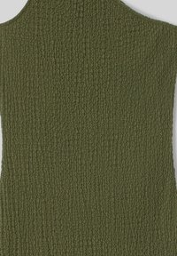 Tissu vert olive texturé avec un motif côtelé, présentant un léger éclat. Le design a un décolleté en forme de scoop et est doux au toucher.
