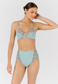Ensemble de soutien-gorge bleu clair et de culottes taille haute, avec broderie florale et détails en dentelle, finition lisse et nœud décoratif sur la culotte.