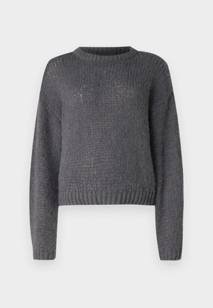 Sweater cinza em malha com decote redondo, mangas longas e bainha canelada. Apresenta uma trama texturizada, ligeiramente solta em todo o seu comprimento.