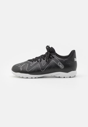 Sneakers neri con punta testurizzata, design a zigzag grigio chiaro, lacci neri e suola bianca con piccoli tacchetti antiscivolo.