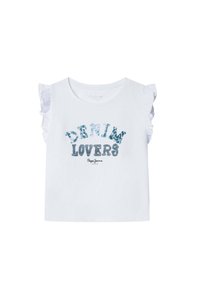 Bela brezrokavna majica z nabranimi ramenskimi detajli, z napisom "DENIM LOVERS" v modri barvi in denimu podobnimi črkami. Mehka bombažna tkanina.