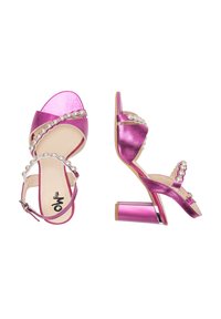 Sandale cu toc înalt de culoare fucsia, realizate din material metalic, având o curea accentuată de perle, o cataramă pentru gleznă și un design cu toc pătrat.