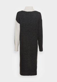 Robe pull longue avec un col montant, corps gris foncé et accents de manches blanches. Texture tricotée avec des poignets et un ourlet côtelés.