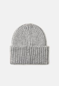 Căciulă tricotată gri, cu o textură ribbed, având o margine pliată și o secțiune superioară netedă, fabricată din fire groase pentru căldură.