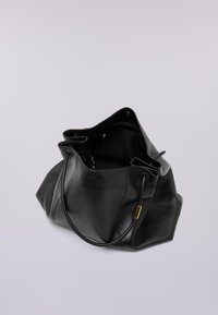 Schwarze Leder-Eimerhandtasche mit weicher Textur, ausgestattet mit zwei oberen Tragegriffen und sichtbarem Innenfach mit Reißverschluss. Offenes Design, das den Innenraum zeigt.