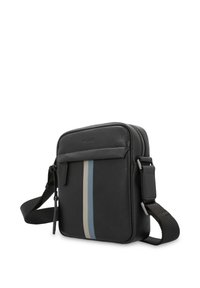 Schwarze lederne Umhängetasche mit einem blauen und grauen Streifendesign, ausgestattet mit einem Reißverschluss und einem verstellbaren Schultergurt.