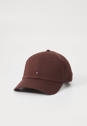 Casquette de baseball marron en tissu avec une visière incurvée. Présente des coutures discrètes et un petit logo brodé à l'avant.