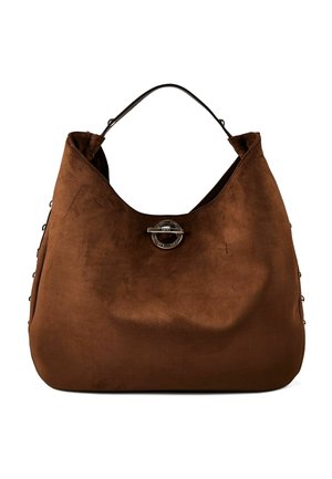 Sac hobo en daim marron avec une unique anse noire et un fermoir métallique rond argenté au centre devant.