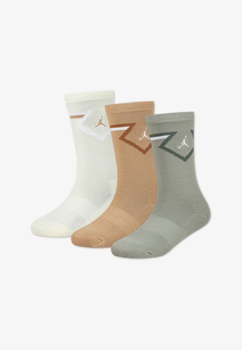 Τρία ζευγάρια κάλτσες πλήρωσης σε ανοιχτό πράσινο, καφέ και εκρού. Κάθε κάλτσα διαθέτει ένα αντιθετικό ζιγκ-ζαγκ μοτίβο και λογότυπο σε συντονισμένο χρώμα.