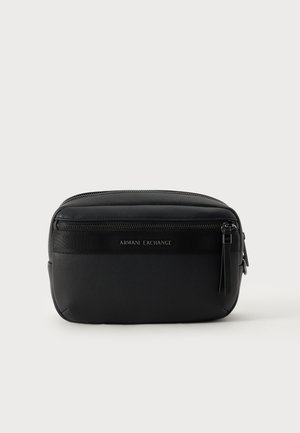 Sac bandoulière noir Armani Exchange à fermeture éclair, en matière texturée et avec un logo sur le devant, présenté sur un fond clair uni.