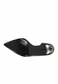 Czarny but na wysokim obcasie z ostrym noskiem, gładką skórzaną cholewką, metalicznym akcentem na obcasie oraz teksturowaną gumową podeszwą zapewniającą przyczepność.