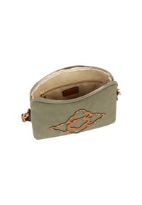 Grøn læder crossbody taske med et dekorativt mønster i guldfarve på forsiden, lynlås lukning og tan-farvet inderside. Inkluderer en skulderrem.