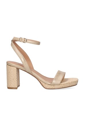 Sandalia beige con puntera abierta, correa en el tobillo, tacón de bloque y textura tejida en la suela y el tacón.