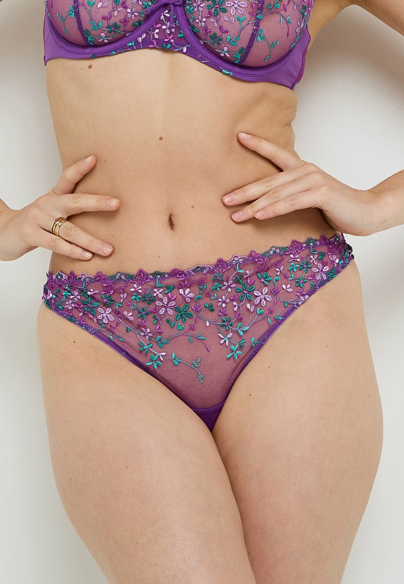 Mutande di pizzo viola con ricami floreali in rosa e verde, caratterizzate da un materiale trasparente e un design con vita scallop.