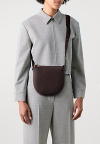 JOOP! Jeans GIRO STELLA SHOULDERBAG - Taška s příčným popruhem - darkbrown