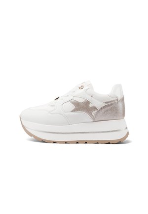 Zapatilla blanca con un acento metálico en rosa dorado texturizado, cuello acolchado y suela gruesa blanca con borde beige. Cuenta con cierre de cordones.