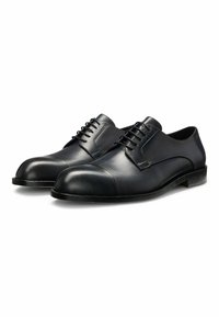 Scarpe da uomo in pelle nera con punta tonda e un design distintivo della punta a cappuccio. Presentano cinque occhielli per i lacci e una suola piatta.