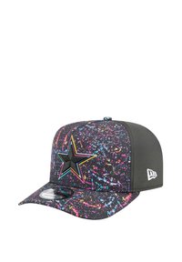 Casquette noire avec un motif éclaboussé coloré, arborant un logo étoile noir en relief à l'avant et une visière plate avec une finition texturée.