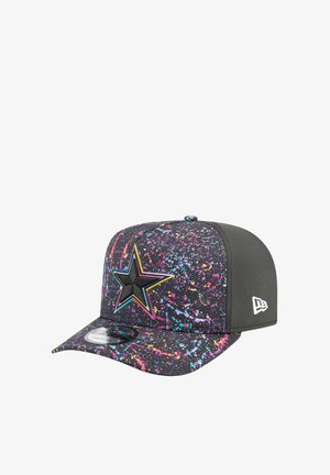 Schwarze Kappe mit einem farbenfrohen Spritzmuster, die auf der Vorderseite ein erhabenes schwarzes Stern-Logo und einen flachen Schirm mit strukturierter Oberfläche aufweist.