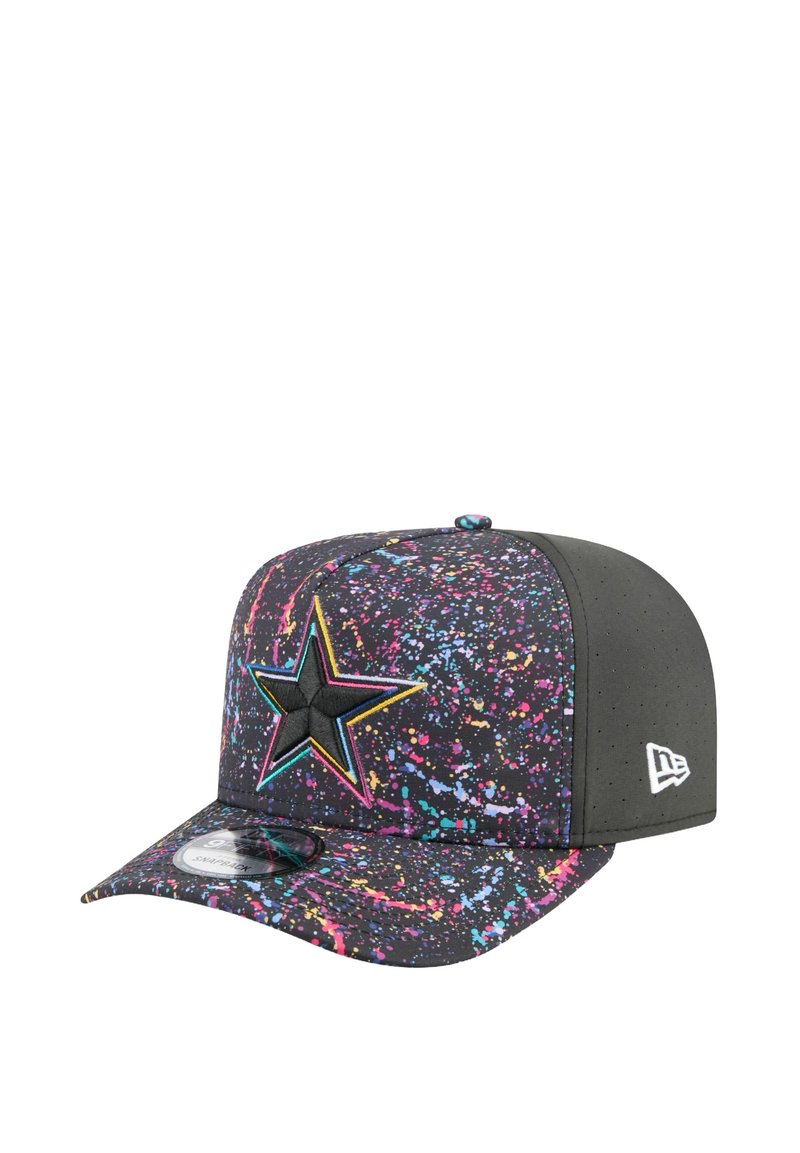 Casquette noire avec un motif éclaboussé coloré, arborant un logo étoile noir en relief à l'avant et une visière plate avec une finition texturée.