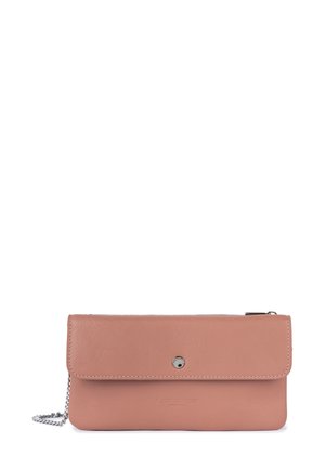 Portafoglio in pelle rosa con chiusura a pattina, dettagli in metallo argento e tracolla a catena. Superficie liscia con marchio impresso sul fronte.