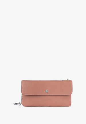 Portafoglio in pelle rosa con chiusura a pattina, dettagli in metallo argento e tracolla a catena. Superficie liscia con marchio impresso sul fronte.