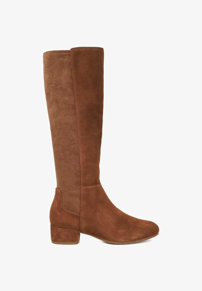 Bottes en daim marron hautes jusqu'au genou avec une texture lisse, un talon carré et un design minimaliste. Présente un détail de couture subtil le long du côté.