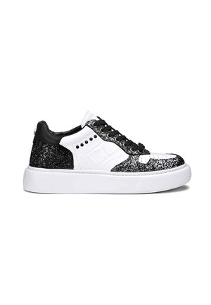 Sneaker bianco e nero con un lato in glitter nero testurizzato, dettagli in pelle liscia e suola in gomma bianca con lacci neri.