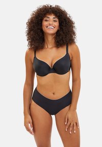 Soutien-gorge rembourré noir avec une surface lisse, présentant une couture contrastante claire. Culottes noires taille haute avec des détails assortis et un design sans couture.