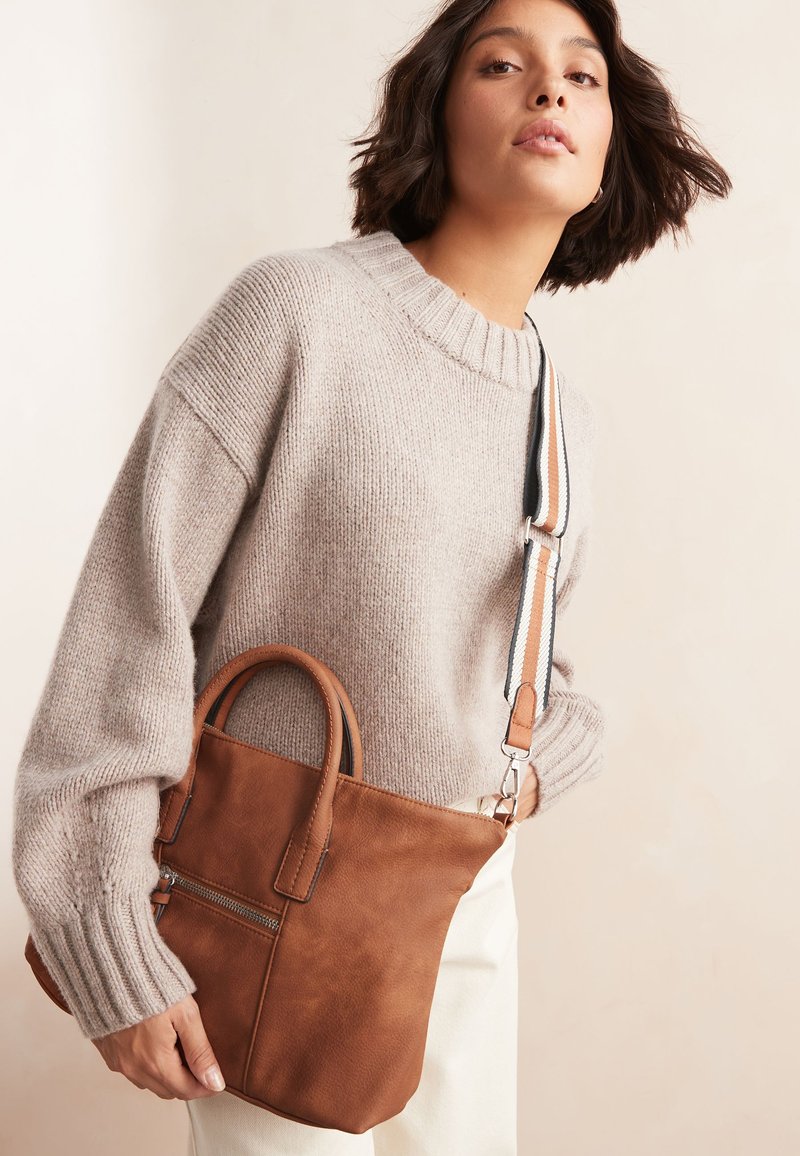 Braune Leder-Umhängetasche mit strukturierter Oberfläche, kurzen Griffen und einem abnehmbaren gestreiften Schultergurt. Verfügt über eine Reißverschluss-Tasche auf der Vorderseite.