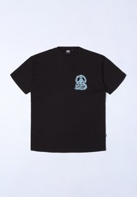 Camiseta de algodón negra con mangas cortas, con un diseño gráfico azul en la zona del pecho izquierdo. Escote redondo con dobladillo recto.