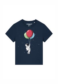 T-shirt en coton bleu marine avec un design graphique représentant un astronaute blanc tenant trois ballons colorés sur fond étoilé.