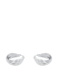 Ett par släta, blanka silverfärgade hoopörhängen med en vriden, flerdelad design och gångjärnsklackar på en vit bakgrund.