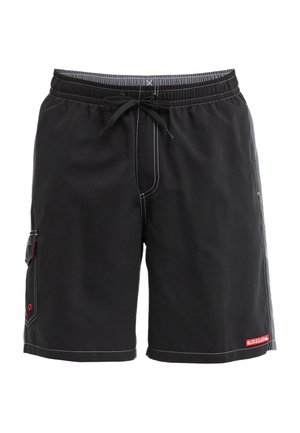 Zwarte zwembroek met elastische tailleband, aantrekkoord, zijzak, rode en witte accenten, en contrasterende witte stiksels.