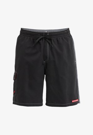 Zwarte zwembroek met elastische tailleband, aantrekkoord, zijzak, rode en witte accenten, en contrasterende witte stiksels.