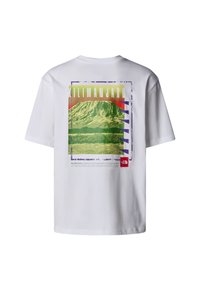 Valkoinen puuvillapaita, jossa on graafinen kuva Kilimanjaron vuoresta vihreänä ja keltaisena, violeteilla yksityiskohdilla ja tekstillä, joka kuvaa sen merkitystä.