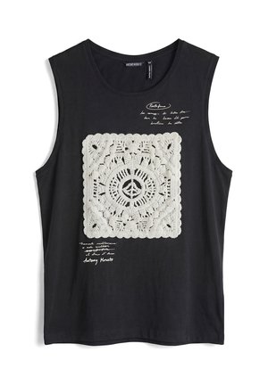Camiseta negra sin mangas con diseño cuadrado de ganchillo blanco y pequeño texto blanco en cursiva en el frente.