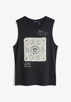 Camiseta negra sin mangas con diseño cuadrado de ganchillo blanco y pequeño texto blanco en cursiva en el frente.