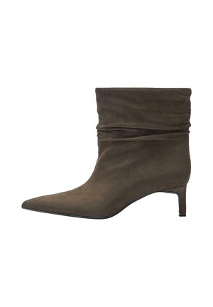 Stivaletto alla caviglia in camoscio marrone con punta a punta e tacco kitten basso, con un design superiore morbido e piegato.