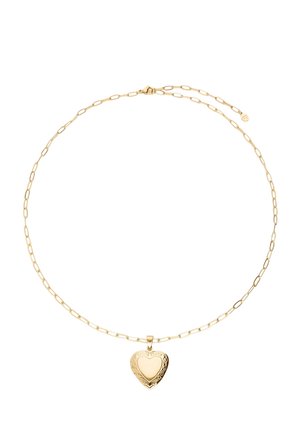 Cadena de oro con eslabones alargados y un colgante liso en forma de corazón grabado con remolinos decorativos.