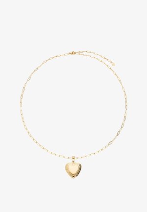 Cadena de oro con eslabones alargados y un colgante liso en forma de corazón grabado con remolinos decorativos.