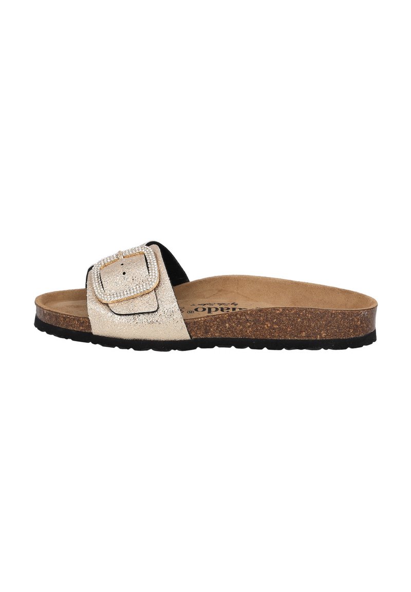 Sandalo a fascia con parte superiore metallica dorata, cinturino in suede nero e grande dettaglio a fibbia quadrata. Fondo in sughero e suola nera strutturata.