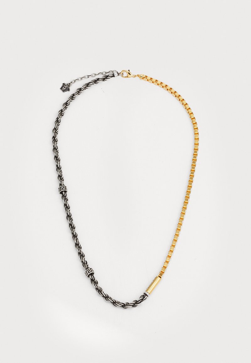 Kaelakee, mis sisaldab punutud musta keti ja kuldse ristküliku kujulise lingiketi elemente, hõbedaste aktsentidega. Sulgemine klambriga ja reguleeritav pikkus.