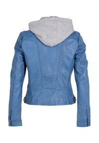 Giacca di pelle blu con cappuccio grigio, design aderente, texture liscia e dettagli di cucitura visibili. Presenta bottoni decorativi in vita.