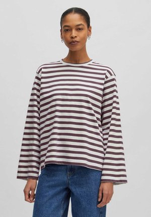 Langärmliges gestreiftes Shirt in dunklem Mauve und Creme, mit einem lockeren Schnitt, Rundhalsausschnitt und weiten Ärmeln, kombiniert mit blauen Jeans.