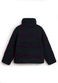 Flauschige Fleece-Jacke mit grünem und lila Karomuster, hohem Kragen, weiten Ärmeln und strukturierter Oberfläche.
