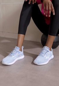Reebok NANOFLEX TR 2 - Avalynė treniruotėms - pale blue/footwear white/pure grey